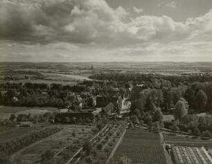 Dresden-Pillnitz. Blick vom Weinbergweg bei Pillnitz über das Elbtal zum Erzgebirge : Dresden-Pillnitz. Blick vom Weinbergweg bei Pillnitz über das Elbtal zum Erzgebirge, im Vordergrund die Gartenbauschule Pillnitz, im Hintergrund von linnks nach rechts: Sattelberg, Geising, Kahleberg, Luchberg, Wilisch