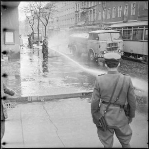 Straßenreinigungs-Tankwagen in Aktion, 1964. SW-Foto © Kurt Schwarz.