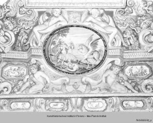 Geschichte des Perseus, Apollo mit den Musen und Göttergestalten : Perseus-Zyklus : Perseus enthauptet Medusa