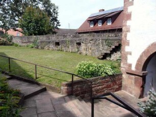 Kirchhof im Norden-im Westen am Torhaus anschließende Kirchhofmauer mit Schießscharten sowie Treppe zum Wehrgang mit Steinbrüstung (hölzerner Laufgang nicht ergänzt)