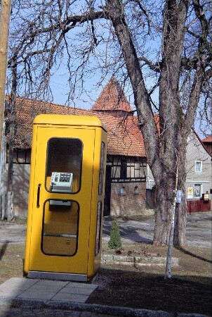 Telefonzelle auf dem Dorfplatz