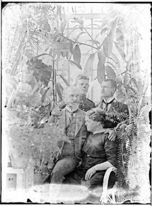 Wohnung der Familie Knochenhauer, Wintergarten? Ehepaar Fanny und Bruno Knochenhauer mit den Söhnen Günther (links hinten) und Wolfgang : Kattowitz, Friedensstraße 2. Wohnung der Familie Knochenhauer, Wintergarten? Ehepaar Fanny und Bruno Knochenhauer mit den Söhnen Günther (links hinten) und Wolfgang