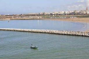 Stadt am Atlantik : Ein Fischerboot fährt in den Hafen von Rabat, hinten die Nachbarstadt Salé, aufgenommen am 06.11.2008