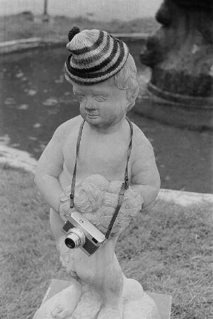 Ansicht eines Putto mit Mütze und Fotoapparat im Park des Belvedere in Weimar