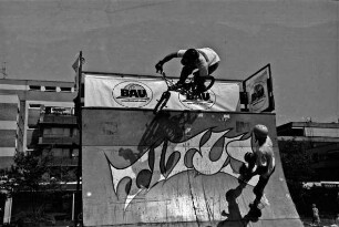 Rathausplatz: Titus-Show-Team aus Münster zeigt Stunts mit Rollschuhen, Skateboards und Bicycle Motocross-Fahrrädern (BMX-Fahrrad) auf einer Veranstaltung des Baugewerbeverbands Schleswig-Holstein für die Ausbildung als Handwerker
