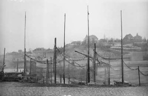 Meißen. Netze, an Trockenmasten zum Trocknen aufgehängt. Blick über die Elbe zum Ratsweinberg