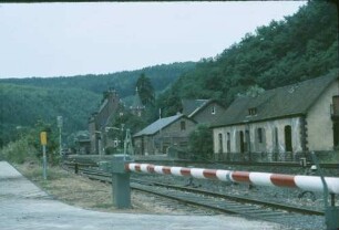 Speicher Empfangsgebäude Ausfahsignal Bahnsteig Bahnübergang