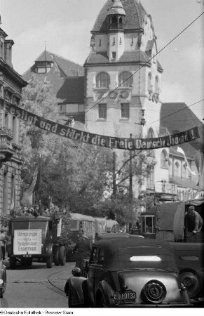 Geschmückte Straße vor der Kongreßhalle