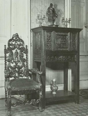 Jagdschloß Brühl, Interieur, Stuhl und Stollenschrank : Brühl, Schlosspark Augustusburg. Jagdschloss Falkenlust (1729-1740; F. de Cuvilliés d. Ä.; M. Leveilly). Holzgschnitzter Stuhl mit Bergmann und Stollenschrank (16. Jahrhundert)