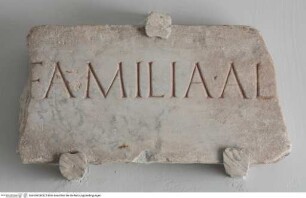 Tafelfragment mit Grabinschrift "FAMILIA..."