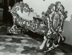 Prunkwiege, Rückseite, im Oval Grafenkrone und Spielmonogramm CES (Christian Ernst Stolberg)