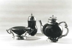 Salznapf, Zuckerdose und Kaffeekanne : Salznapf, Zuckerdose und Kaffeekanne. Rubinglas, Silber, vergoldet; H. 6 cm, H. 13,5 cm. Deutsch, um 1700. Dresden: Grünes Gewölbe IV 250, IV 236, 1927/3