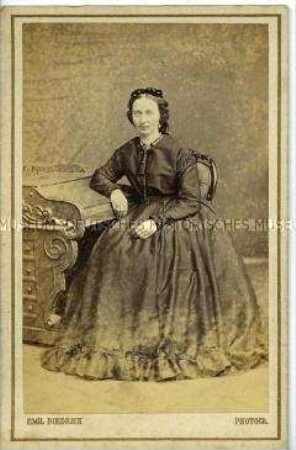 Sitzende Frau im dunklen Kleid, Carte de Visite