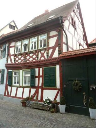 Stadtbild-Kleine Maingasse - Haus des Klosterkutschers (erbaut 1617) - Fachwerk in Riegelbauweise und Farbigkeit in Übersicht