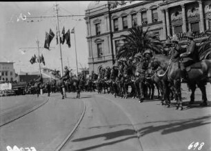 Straße in Pretoria : Blick auf eine Pferdeparade auf einer Straße in Pretoria