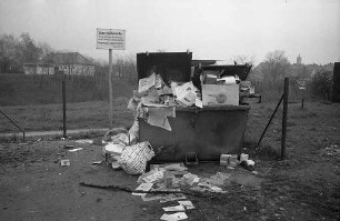 Sperrmüll-Behälter des Städtischen Tiefbauamts am Eingang von Knielingen an der Rheinbrückenstraße.