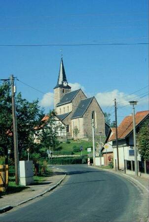 Blick von der Schwarzaer Straße zur Kirche