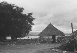 Rasthaus bei Babati : Hütte in einer Landschaft mit Baum an einem See