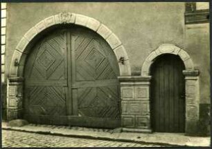 Landau? Haus Nr. 20. Tor mit Küferzeichen, Nebenpforte mit Scheitelstein 1747