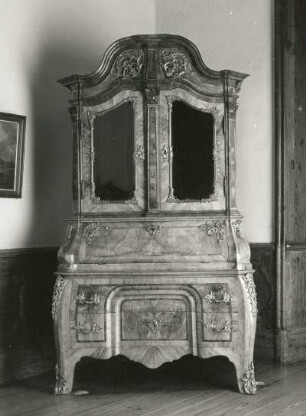 Schreibschrank (geschlossen). Kiefer, Erle, nussbaumfurniert, Palisander, geschnitzt, Messing, Spiegelglas, facettiert; 221 x 123 x 77 cm, um 1750