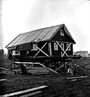 Schulenburg: Umsetzen eines Holzhauses mithilfe eines Trägergerüstes