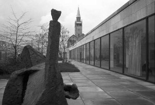 Berlin: Nationalgalerie; Plastik im Hof; Hintergrund Kirche