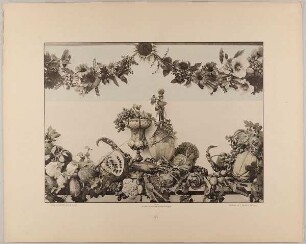27. Festons und Stillleben aus Sonnenblumen, Malven, Lilien, Gemüse, Paradiesapfel, Melonen, Rettige, Paprika, Krebs, Pokal, Wein, Flasche, Epheu etc.