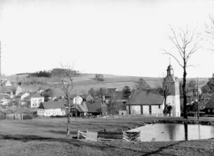 Schönfeld (Thermalbad Wiesenbad-Schönfeld). Ortsteilansicht mit Pfarrkirche
