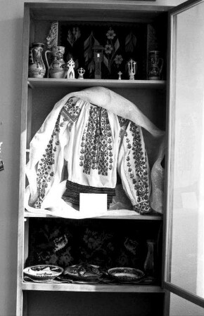 Freiburg: Rumänisches Institut; Vitrine mit rumänischer Bluse und Keramik