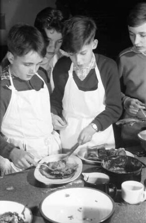 Freiburg: Adelhauser Schule; Jungen lernen Kochen; Füllen der Omelettes