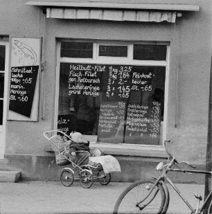 Deutsche Demokratische Republik. Schaufenster einer Fischverkaufsstelle mit Angabe von Fischwaren und deren Preisen