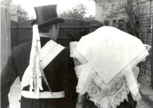 Hochzeitsbitter mit seiner Frau aus Kunersdorf : Kleidung - niedersorbische Tracht. Ort: Kósobuz / Kunersdorf. Hochzeitsbitter mit seiner Frau.