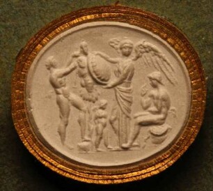 Faun und Victoria errichten Bacchus ein Siegeszeichen (Daktyliothek, Erstes Mythologisches Tausend)