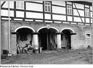 Klipphausen-Scharfenberg (ehem. Riemsdorf Nr. 4). Bauernhof, Wirtschaftsgebäude (bez. 1846) mit Kummethalle