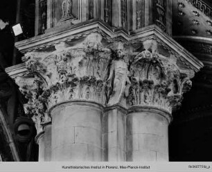 Pfeilerkapitell mit Akanthusornamenten und Standfiguren