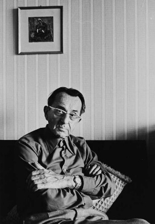 Der Schriftsteller Bruno Apitz in seiner Wohnung in Berlin-Mitte