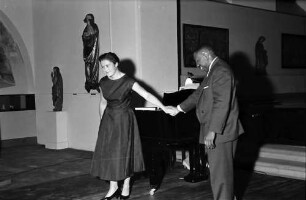 Freiburg: Augustinermuseum, Liederabend des Baritons John Riley; John Riley und seine Begleiterin verbeugen sich