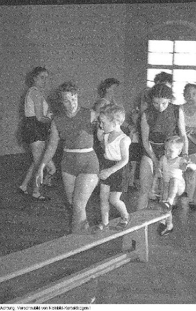 Dresden, Kindersport, Turnübungen in der 32. POS Paul Gruner, Jugendgruppe der BSG Aufbau Dresden-Mitte, Waldlauf am Pionierpalast "Walter Ulbricht", Mutter- und Kindersport des Sportclub (SC) Einheit Dresden-Mitte, Abnahme des Sportabzeichens, Schulsport, u.a., Dezember 1956