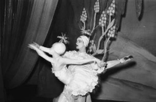 Szenenbilder aus dem Ballett "Kindertraum" von G. Bizet mit H. v. Kusserow, N. Vesca, M. Piel, Staatsoper 05.02.1952