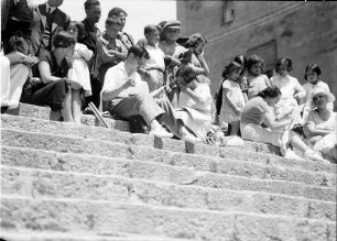 Tarragona [Spanien]: Malgruppe auf der Treppe vor der Kathedrale, von unten