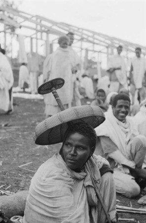 Händlerin : Portrait einer Händlerin auf einem Markt mit Schirm zum Schutz vor der Sonne