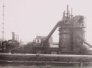 Böhlen, Petrolchemisches Kombinat : Böhlen, Petrolchemisches Kombinat "Otto Grotewohl". Fackelgerüst und Bau 3 des Winkler-Gasgenerators (Waschtürme, Abhitzkessel mit Heißgasleitung, Gasgenerator)