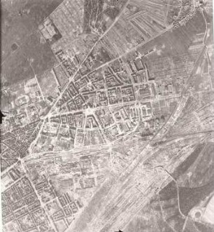 Amerikanische Luftbildaufnahmen von Kriegszerstörungen. Ausrichtung nach Nordosten. Oststadt / Bahnanlagen