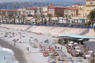 Nizza - Strand und Stadt : Strand +Blick Richtung Stadtzentrum von Nizza. 2006