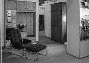 Ausstellungskoje des VEB Möbelkombinat Dessau mit Anbauwand und Sessel mit Hocker