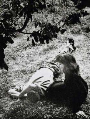 Ohne Titel (Vali Myers und Daniel im Garten, Paris)