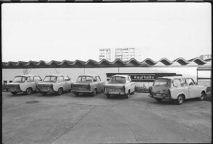 Parkplatz mit 5 PKW vor einer Kaufhalle