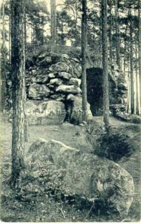 Ansicht einer Felsenhöhle im Wald