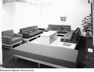 Liege : Ausstellungskoje mit Polstermöbeln (1975; VEB Polstermöbel Schweikershain)