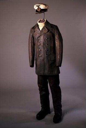 Lederanzug mit Rollkragenpullover und Marinemütze für den Schauspieler Jürgen Prochnow